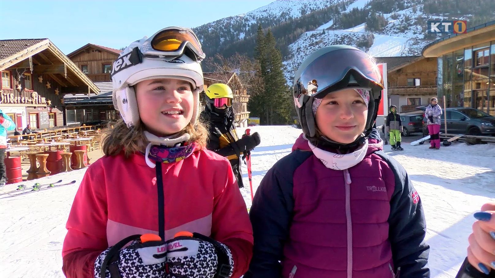 Zwei Kinder mit Skiausrüstung am Katschberg