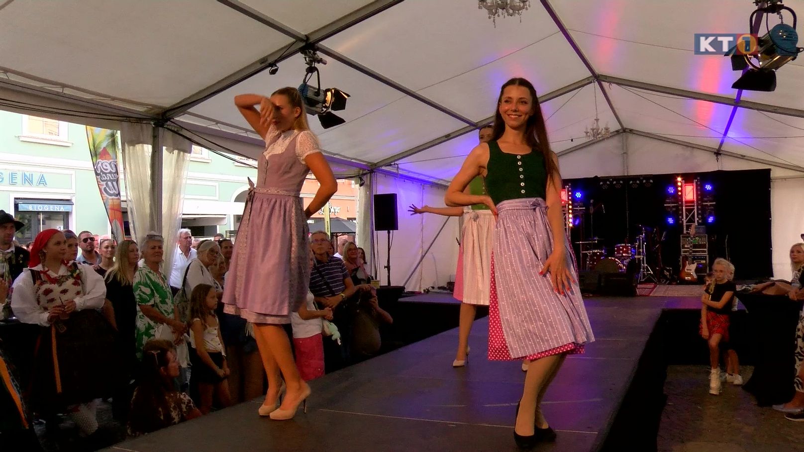 Damen in Dirndl