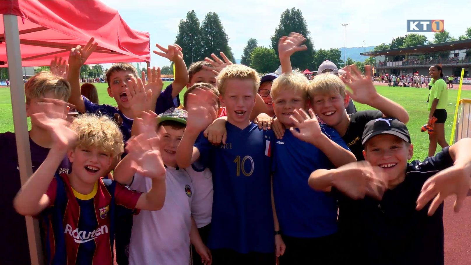 Kinder am Sportplatz