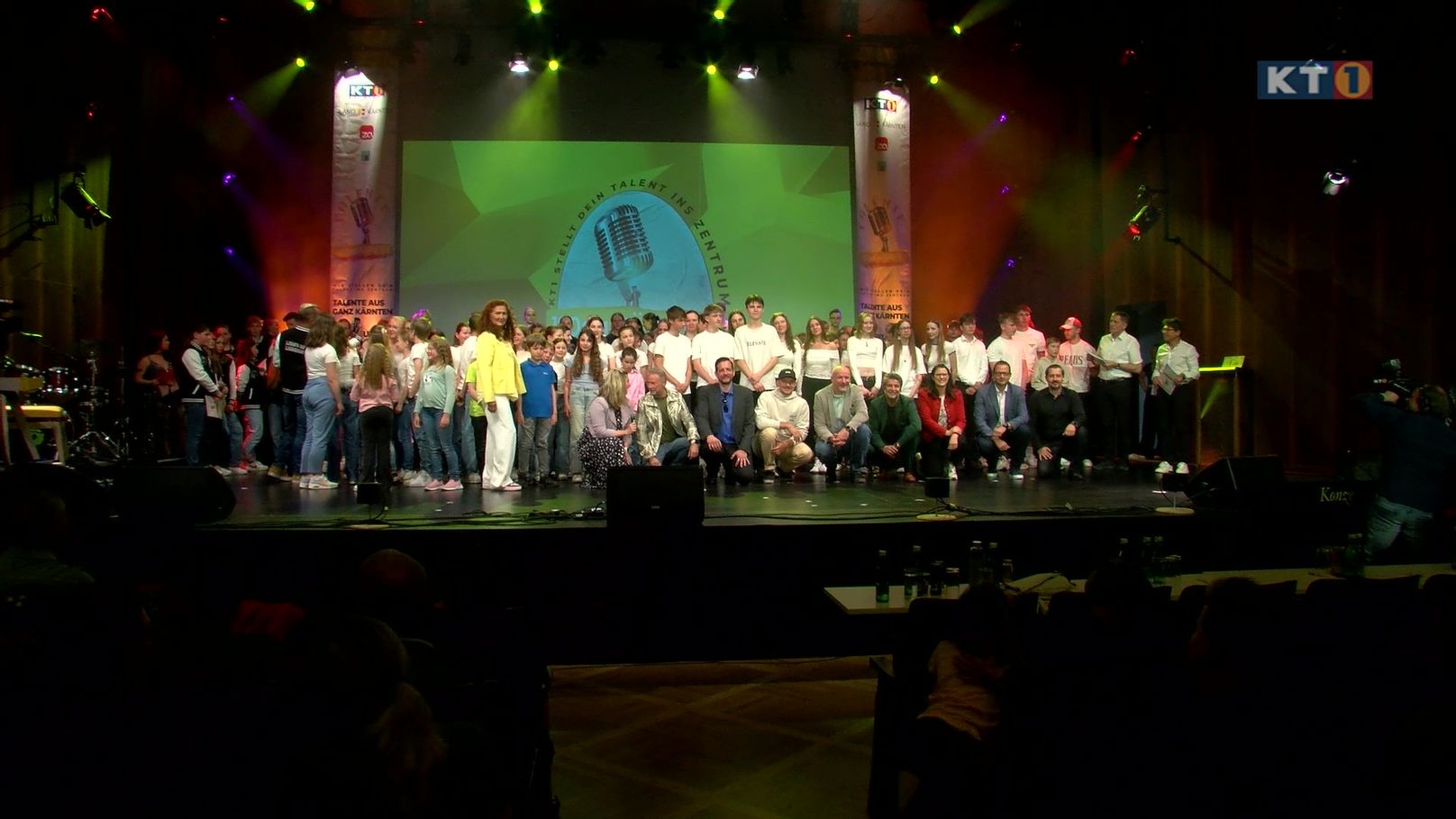 FinalistInnen und Jury in der Finalshow im Konzerthaus Klagenfurt