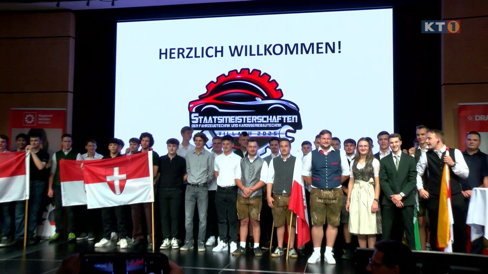 Kfz-Lehrlinge auf der Bühne