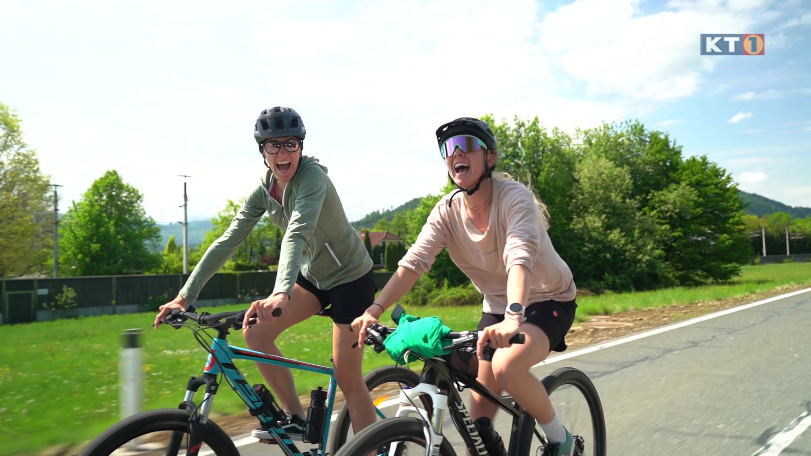 2 Damen auf dem Fahrrad auf der Straße rund um den Wörthersee