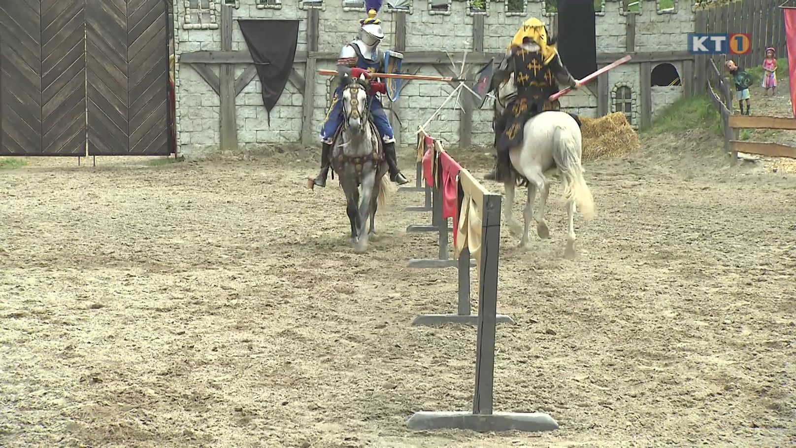 Ritter auf Pferden in der Kampfarena