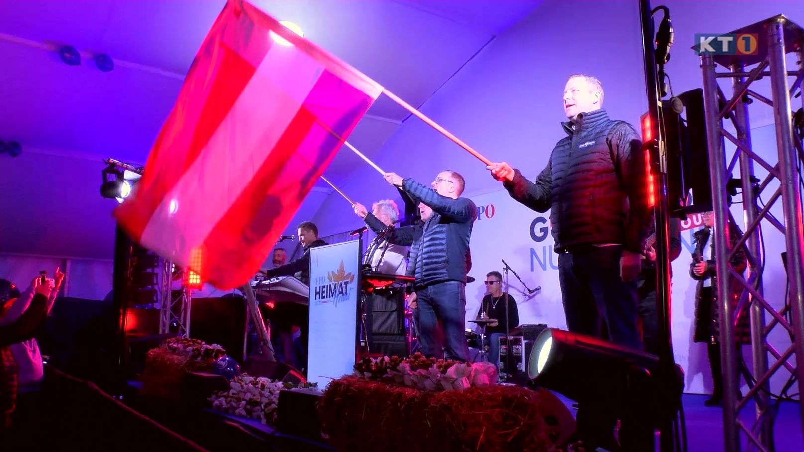 FPÖ Mitglieder mit Österreichischer Flagge auf einer Bühne in Neuhaus