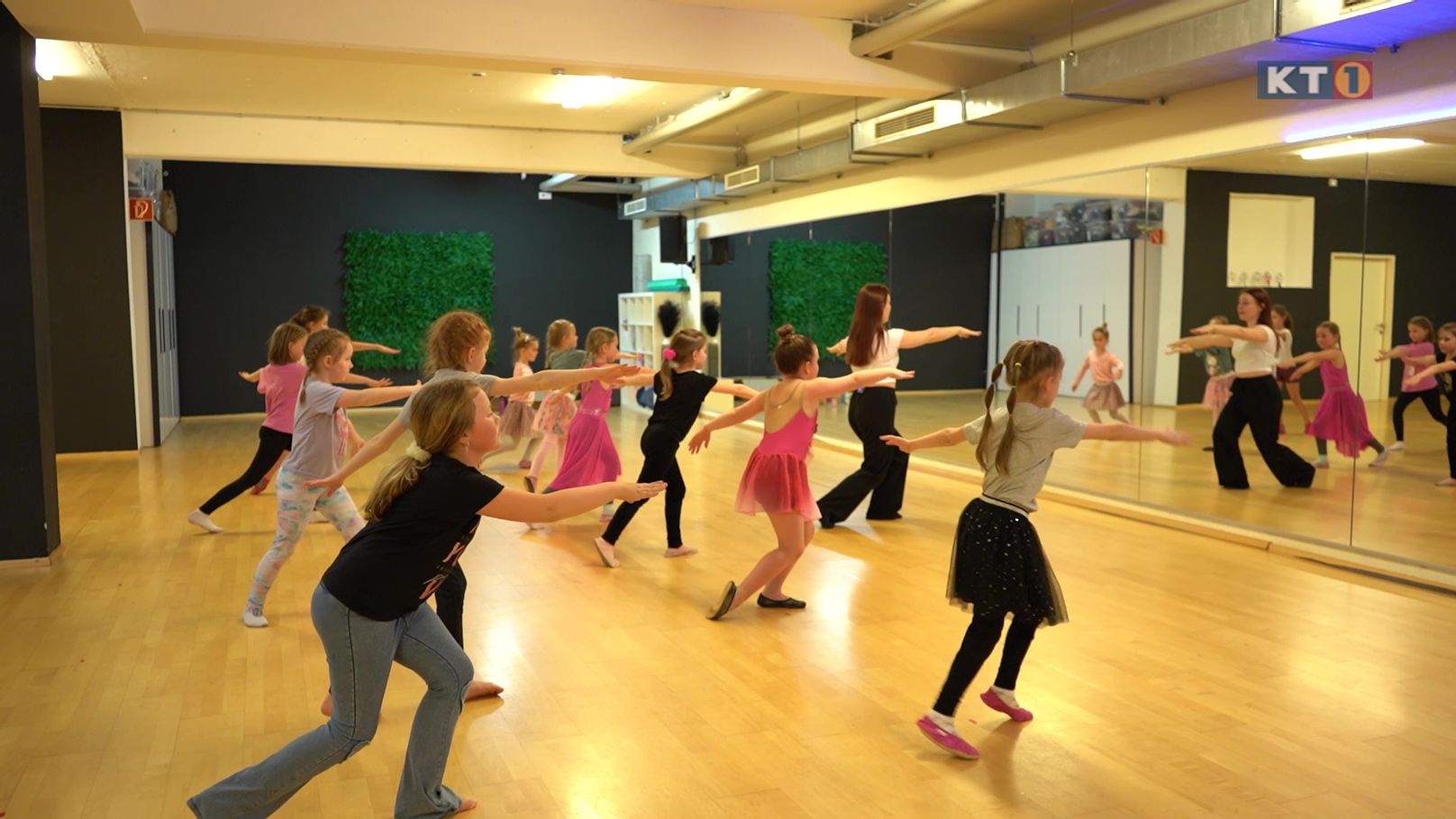 Junge Mädchen beim Tanzen im Tanzstudio "House of Movement"