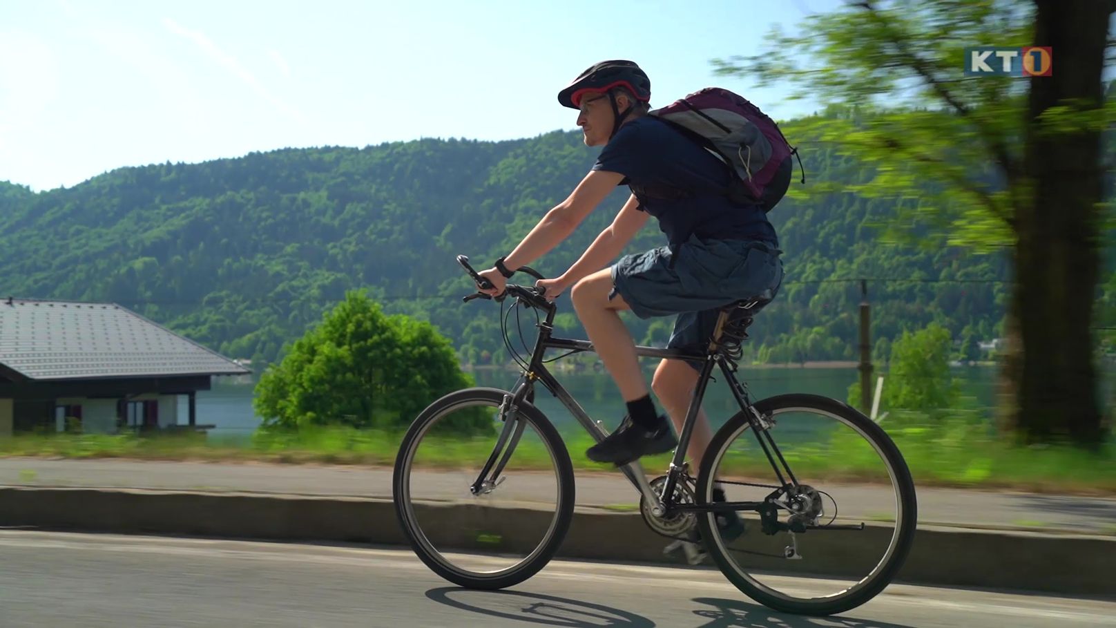 Ein Mann auf dem Fahrrad bei Ossiacher See Autofrei