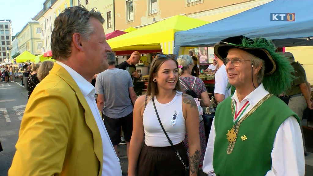Bürgermeister mit Stadtrichter am Flohmarkt beim Altstadtzauber