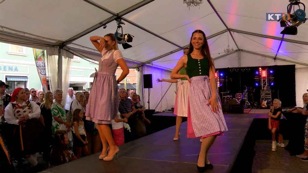 Damen in Dirndl
