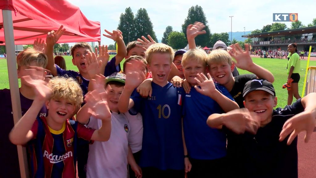 Kinder am Sportplatz