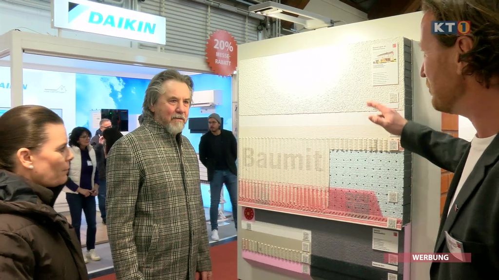 Personen vor Baumit Stand auf der Häuslbauermesse in Klagenfurt