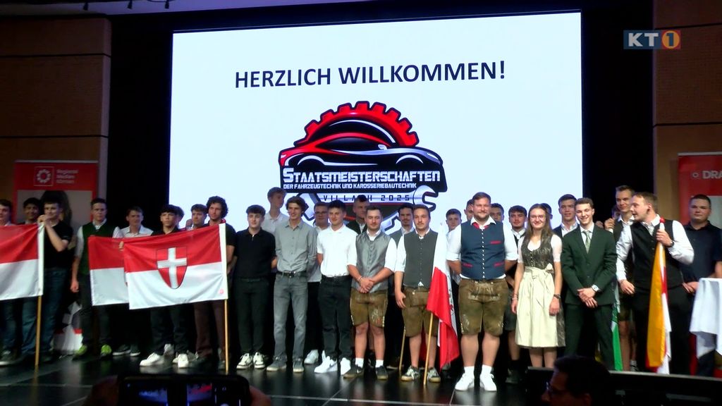 Kfz-Lehrlinge auf der Bühne