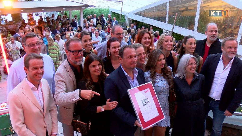 Das Kärntner Monat Team mit Urkunde