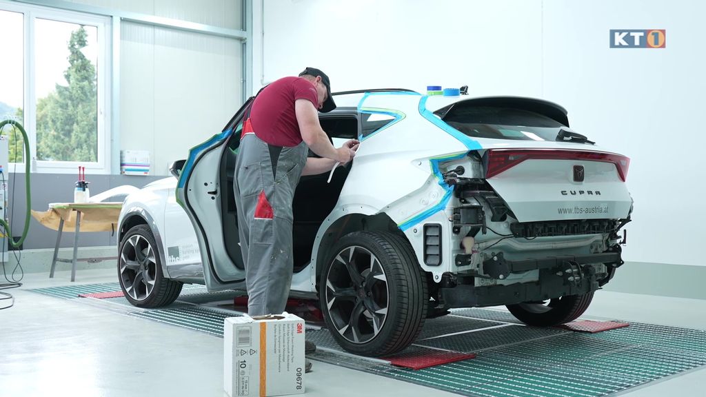 Auto in einer Werkstatt