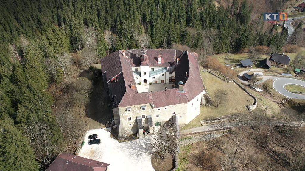 Schloss Grades im Metnitztal aus der Vogelperspektive