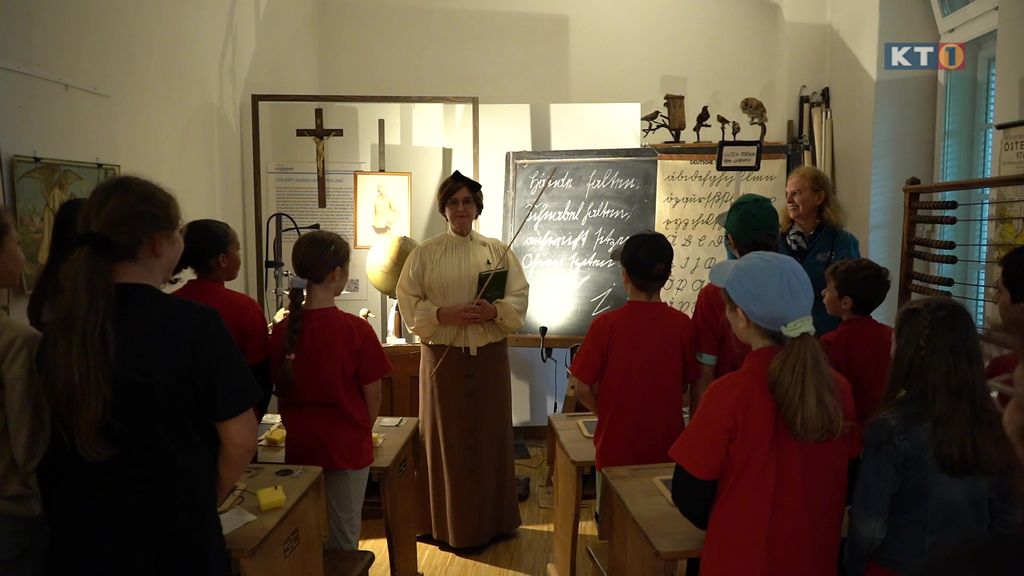 Schüler in einem Klassenraum im Schulmuseum Klagenfurt