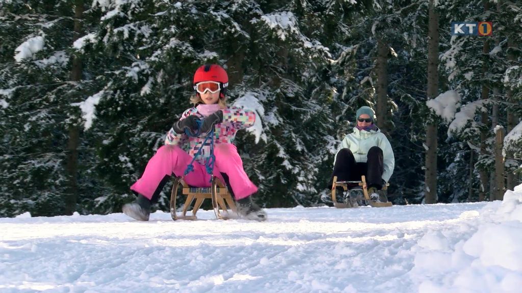 2 Personen, die rodeln